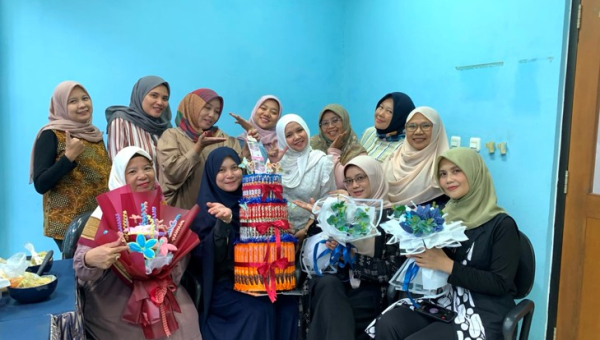 Rajut Kebersamaan dan Kembangkan Kreativitas, IIK UPI Kampus Cibiru Gelar Pertemuan Rutin dan Pelatihan Pembuatan Buket